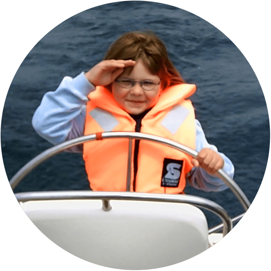 Gründerin Selina Schwarzenbacher an Bord des Segelbootes ihres Onkels mit 5 Jahren