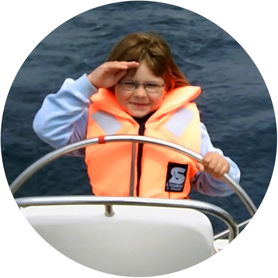 Gründerin Selina Schwarzenbacher mit fünf Jahren auf einer Segelyacht