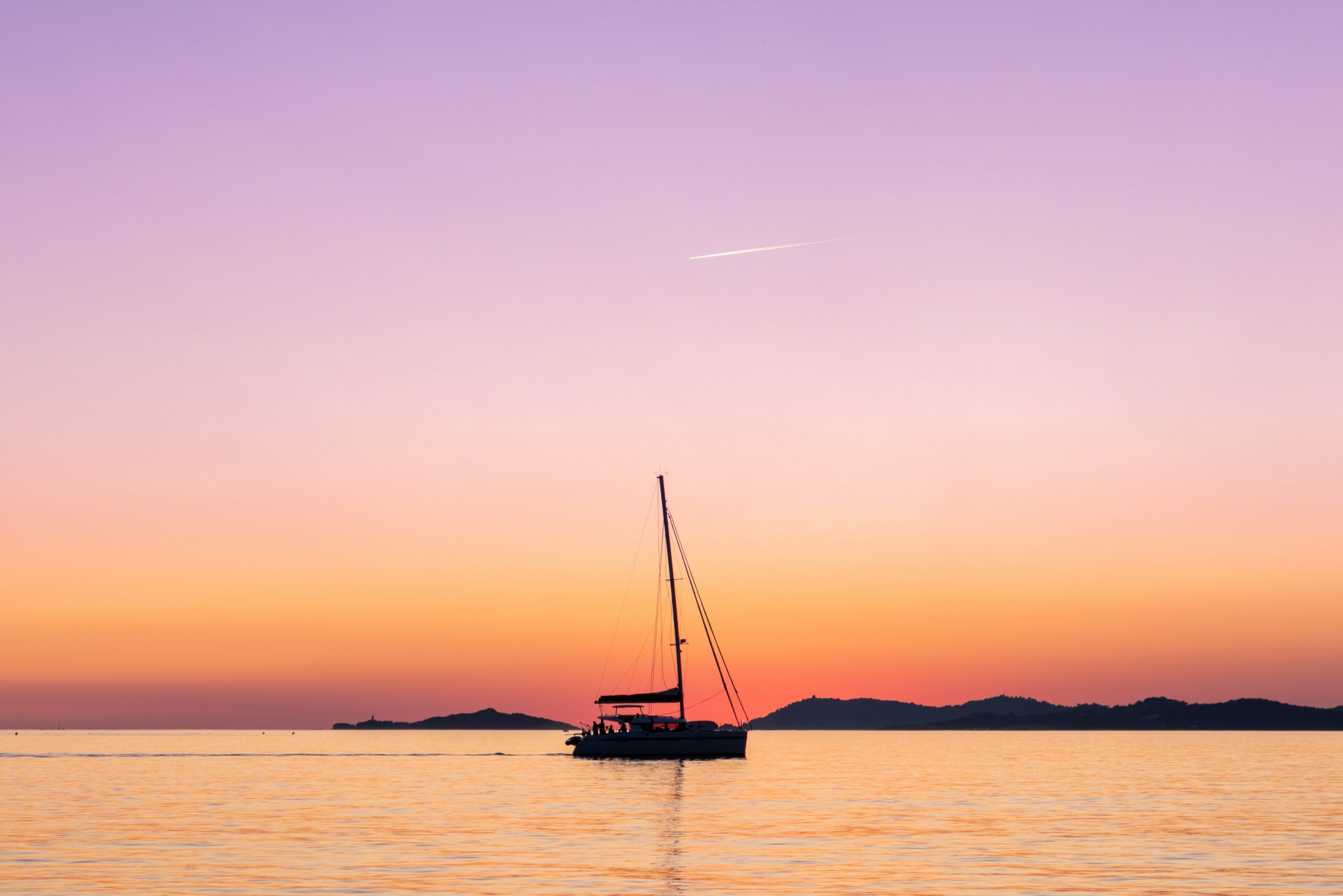 Ankerbucht auf Elba Segelyacht bei Sonnenuntergang