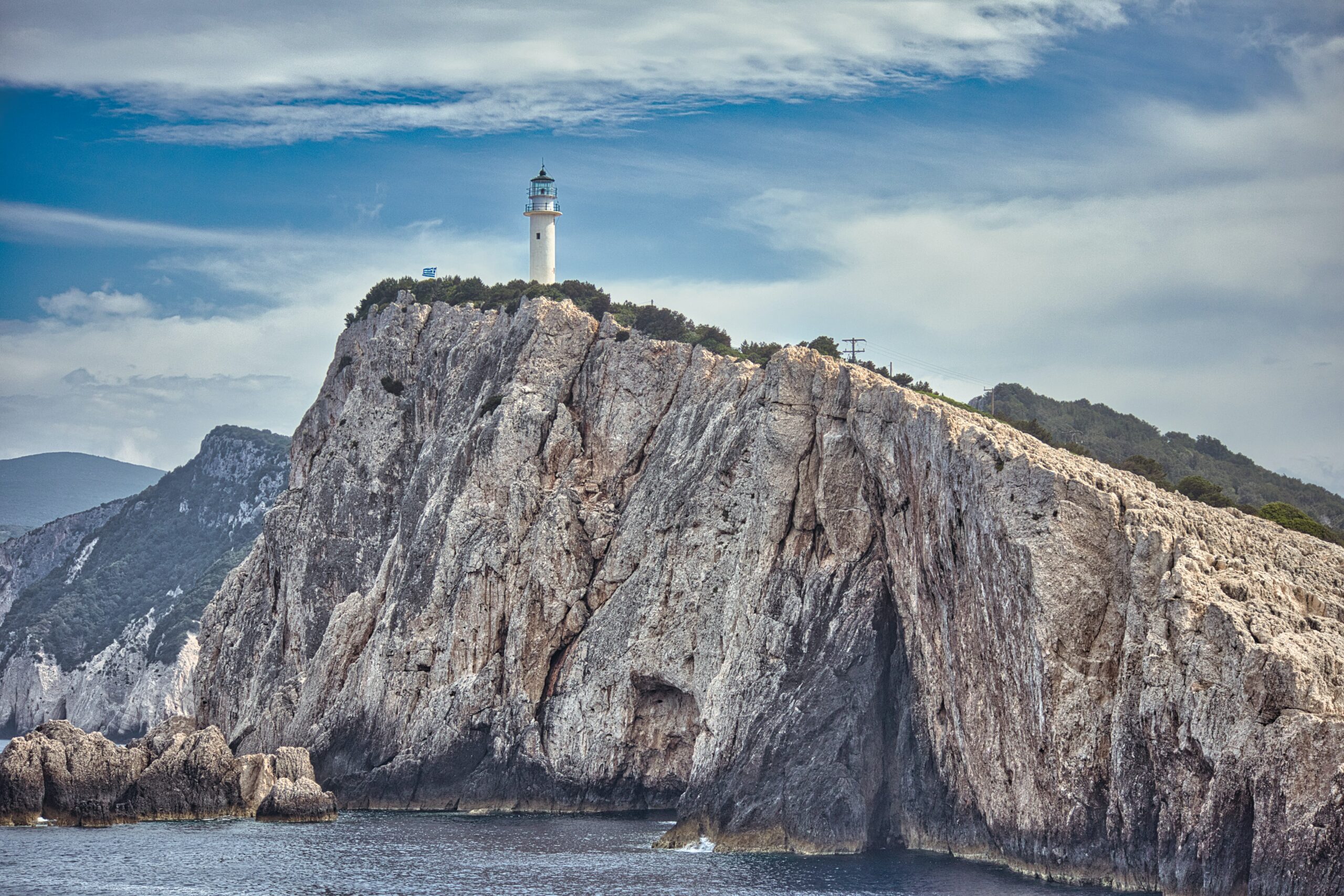 Felsküste im Ionischen Meer Leuchtturm auf Felsküste in Griechenland