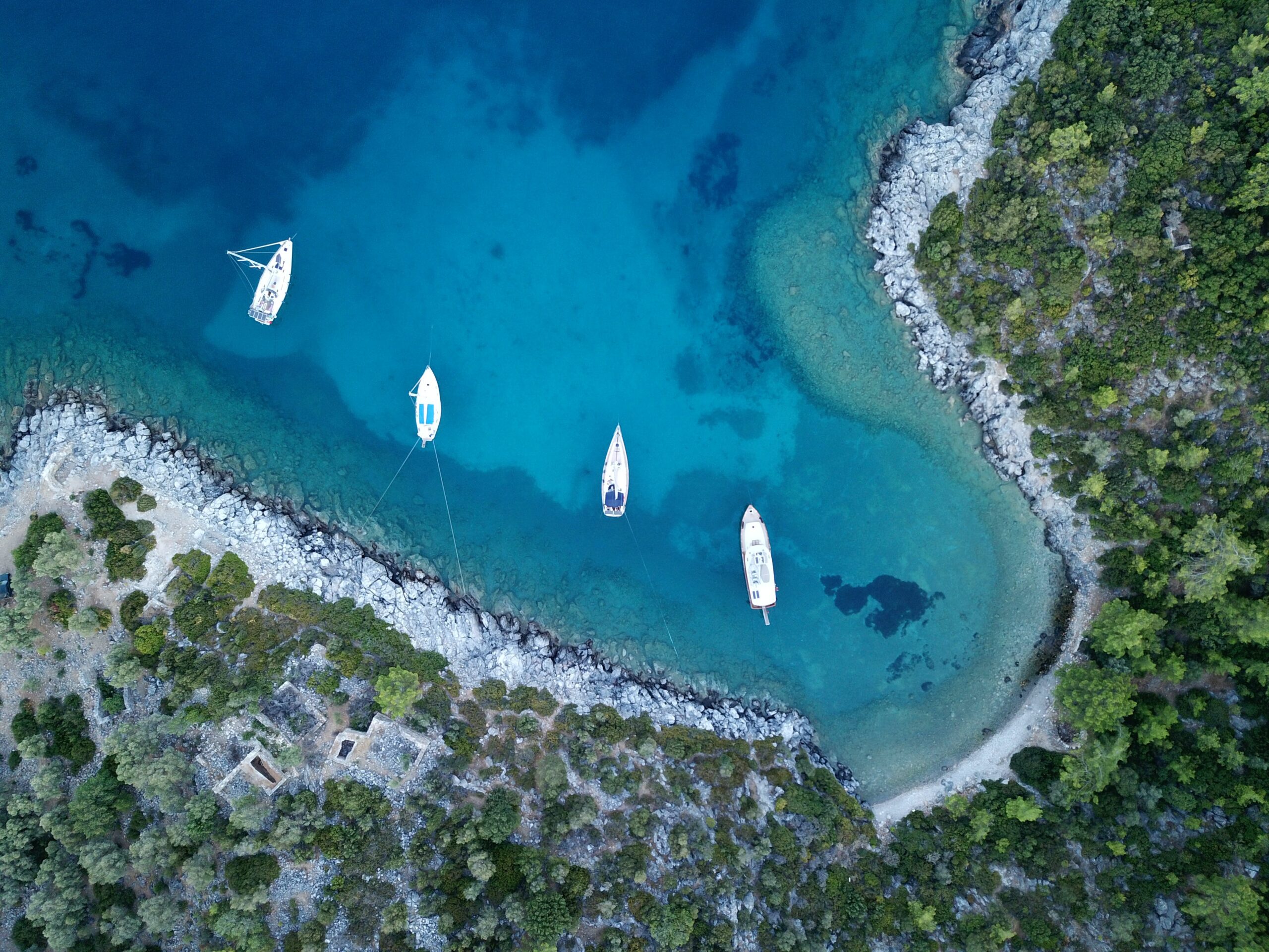 Kleine Buchten und gut ausgestattete Marinas – in der Türkischen Ägäis gibt es beides Yachten in einer Bucht